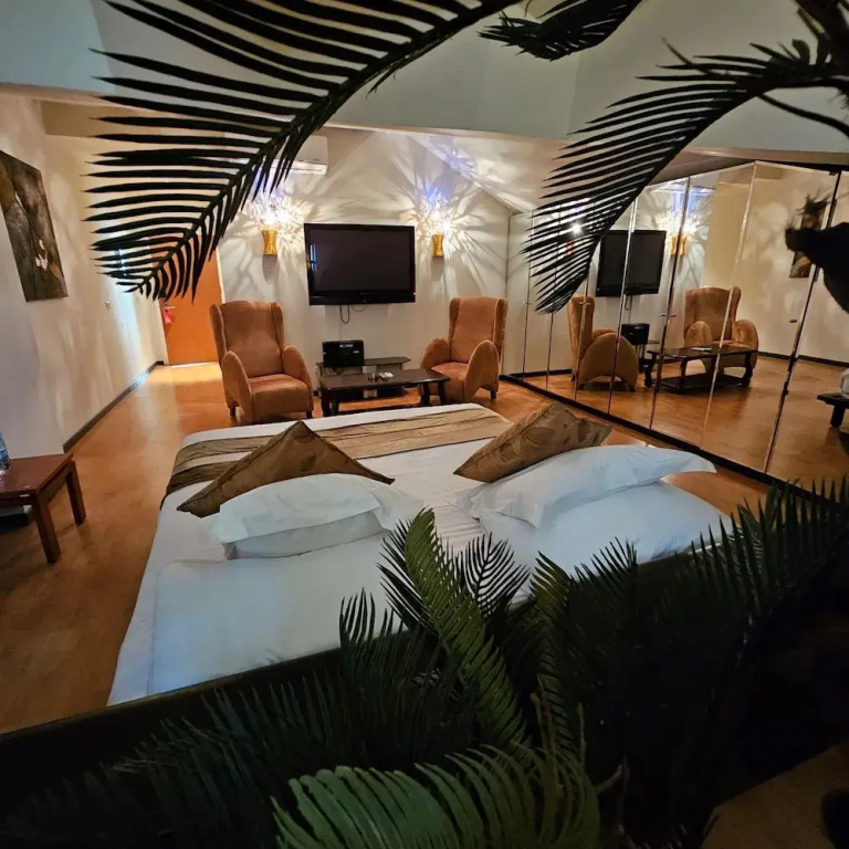 Double Suite (full double bed)