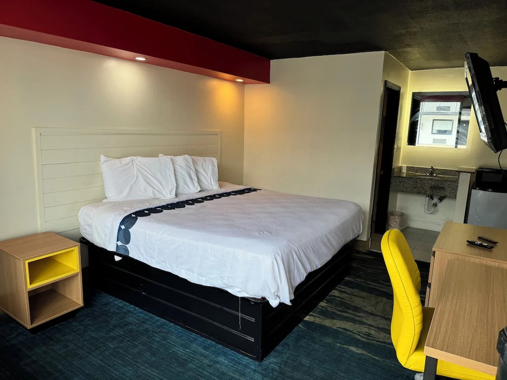 Deluxe Double room (full double bed)