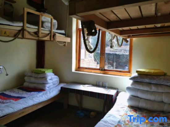 Кровать в общем номере (мужской номер) в Up In The Air Youth Hostel