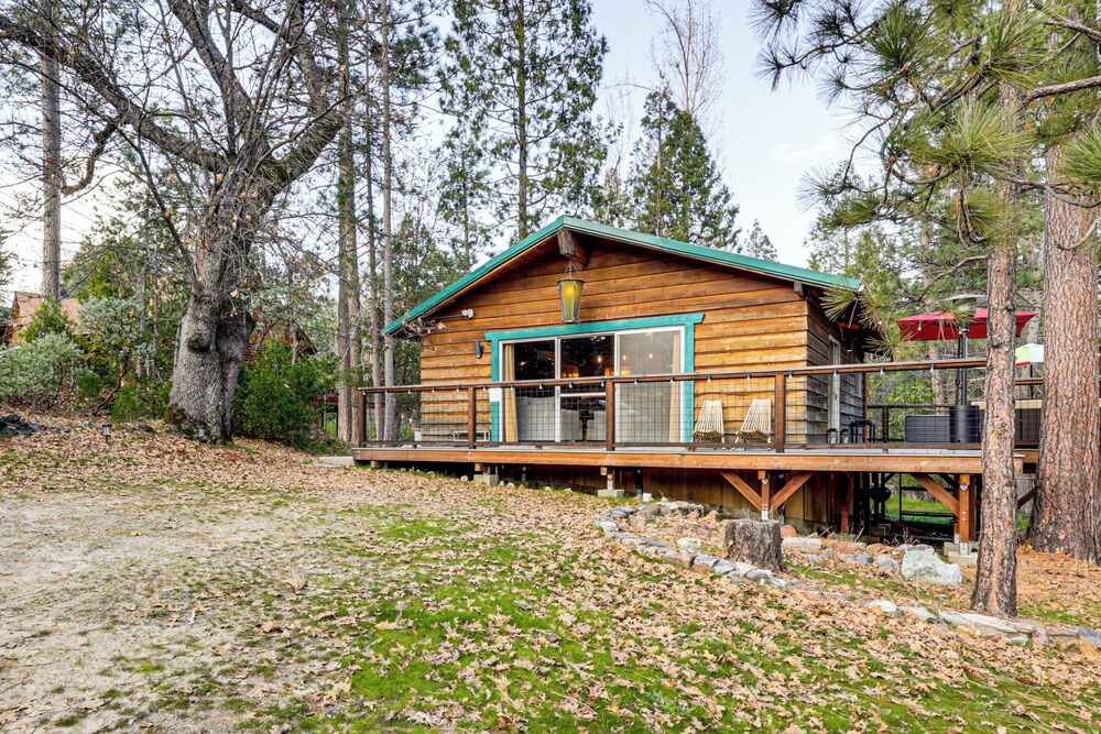Peaceful Wooden Cabin, 2 Mi to Bass Lake!