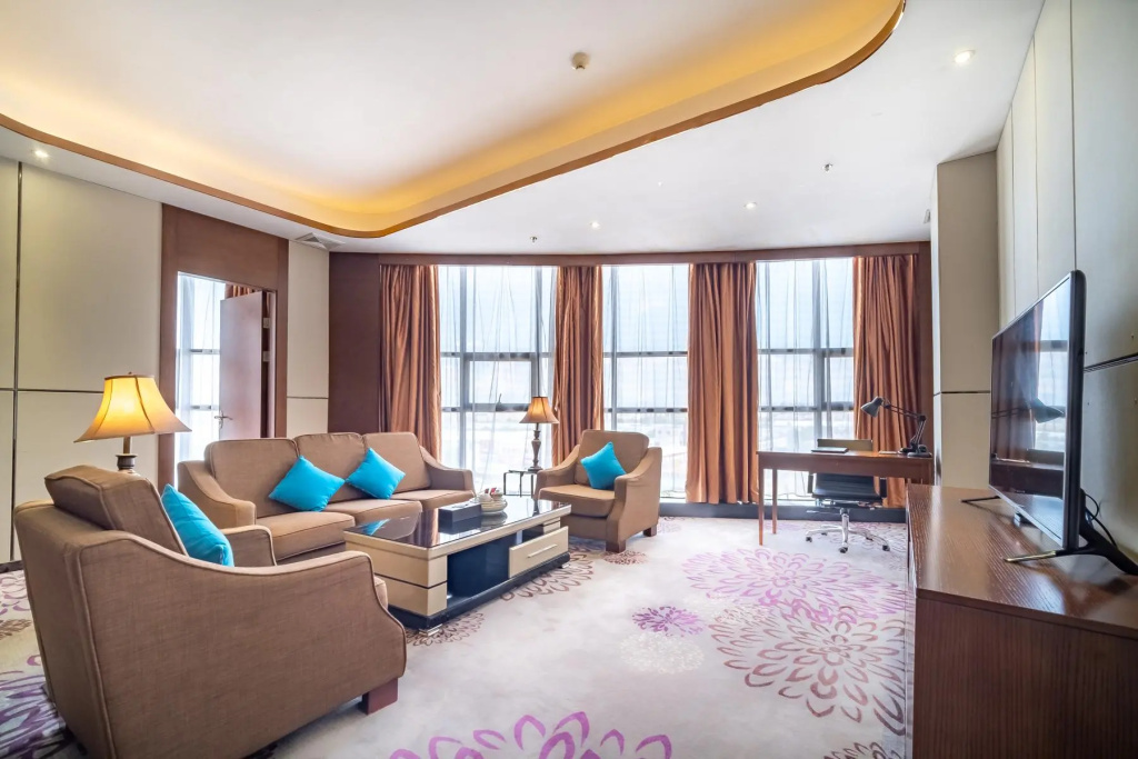 Deluxe Double Suite with city view full double bed