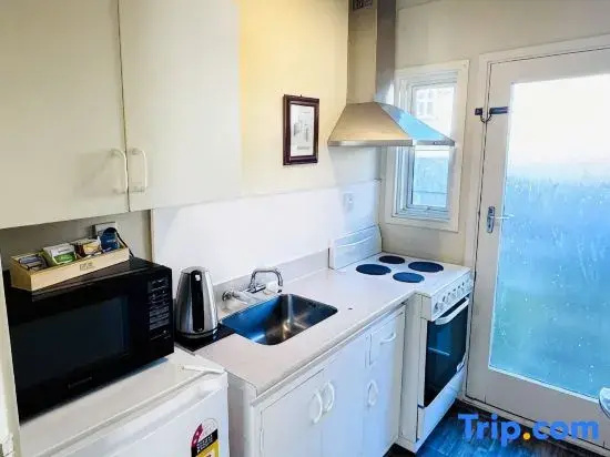 Merivale Court Large Studio-Unit 3