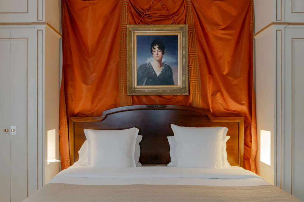 Napoleon Hotel 77