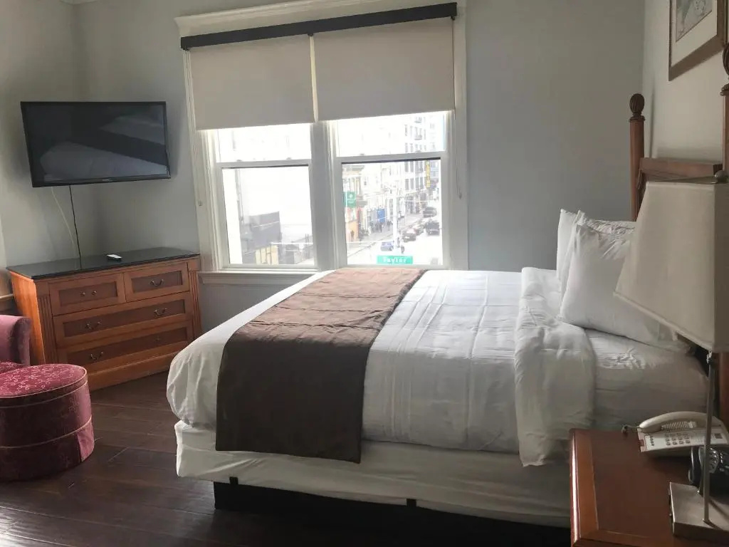 Deluxe Double room (full double bed)