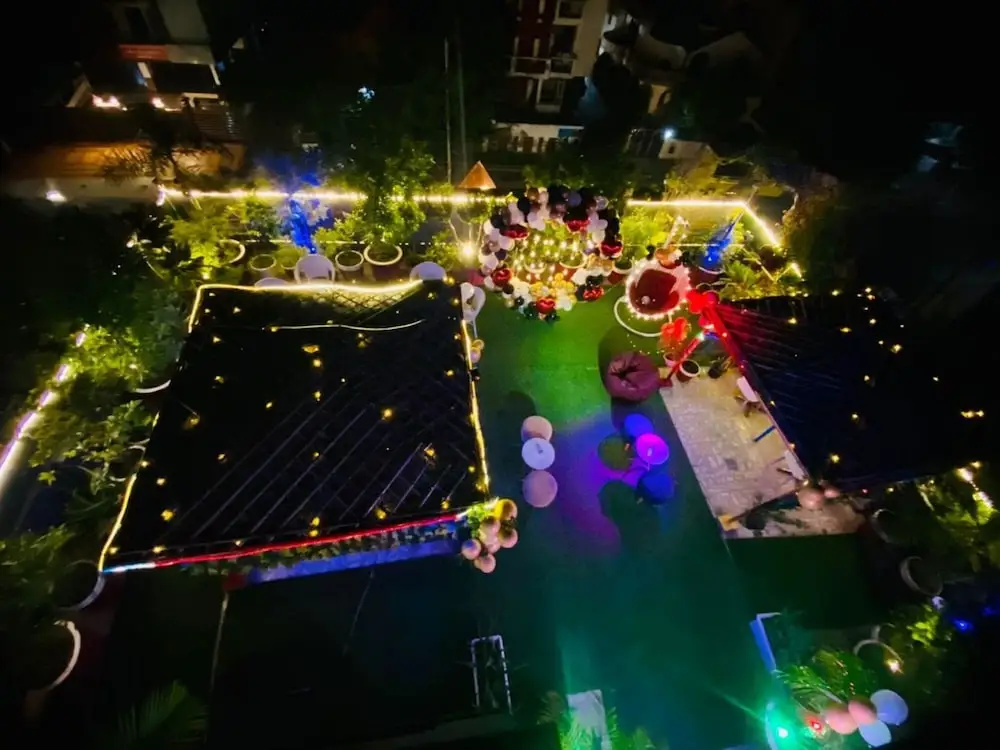 Goroomgo White Elephant Inn Noida