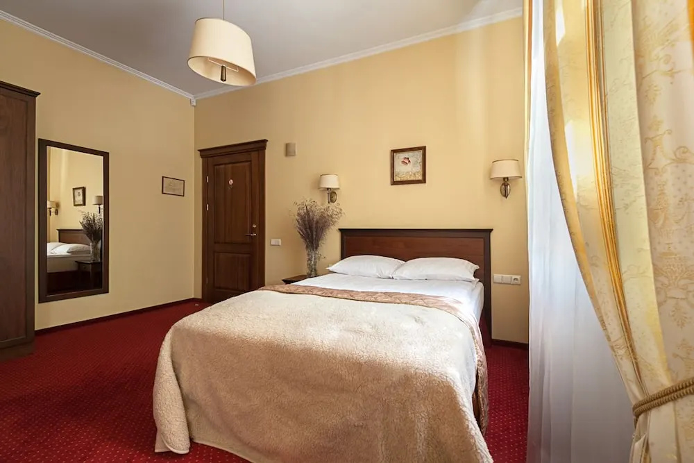 Classic Double room with city view (full double bed)