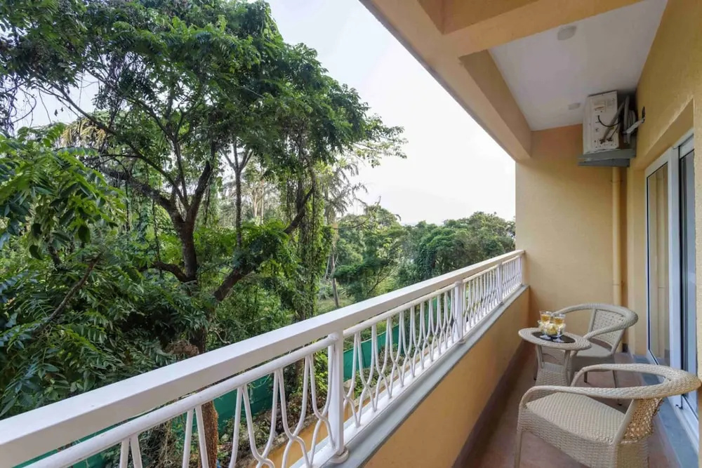 1bhk w Balcony and Pool - 5 Mins to Candolim Beach