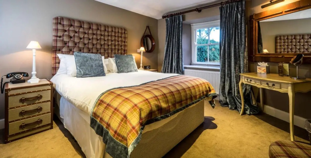 The Bell (Hotel) by null