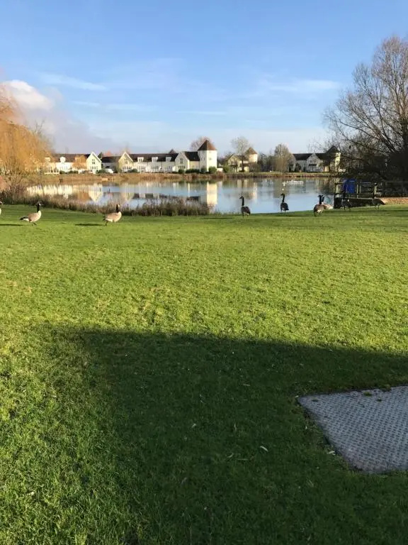 Luxury 3 Bed Home by the Lake