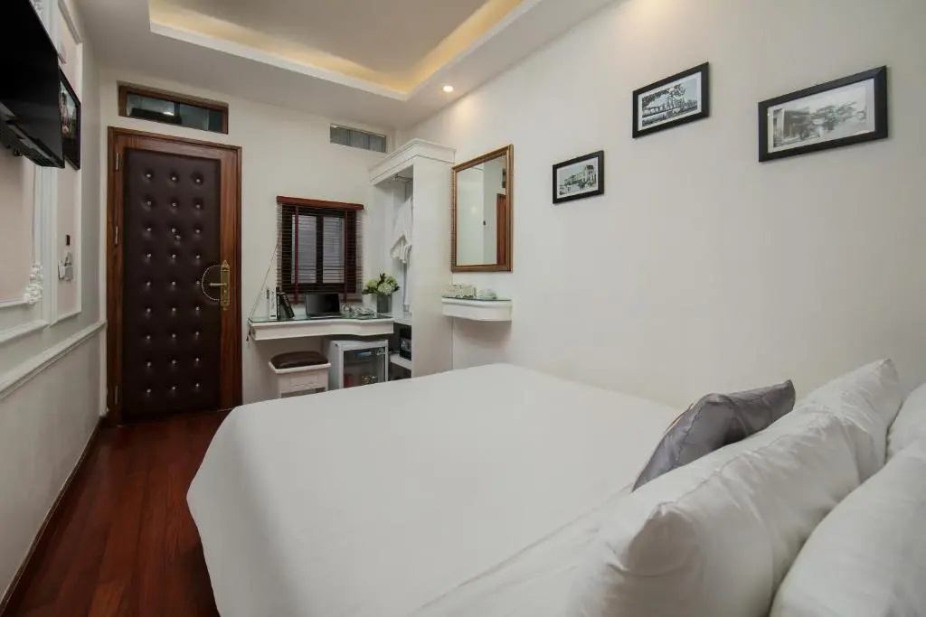 TrangTrang Premium Hotel - Tap to explore photos