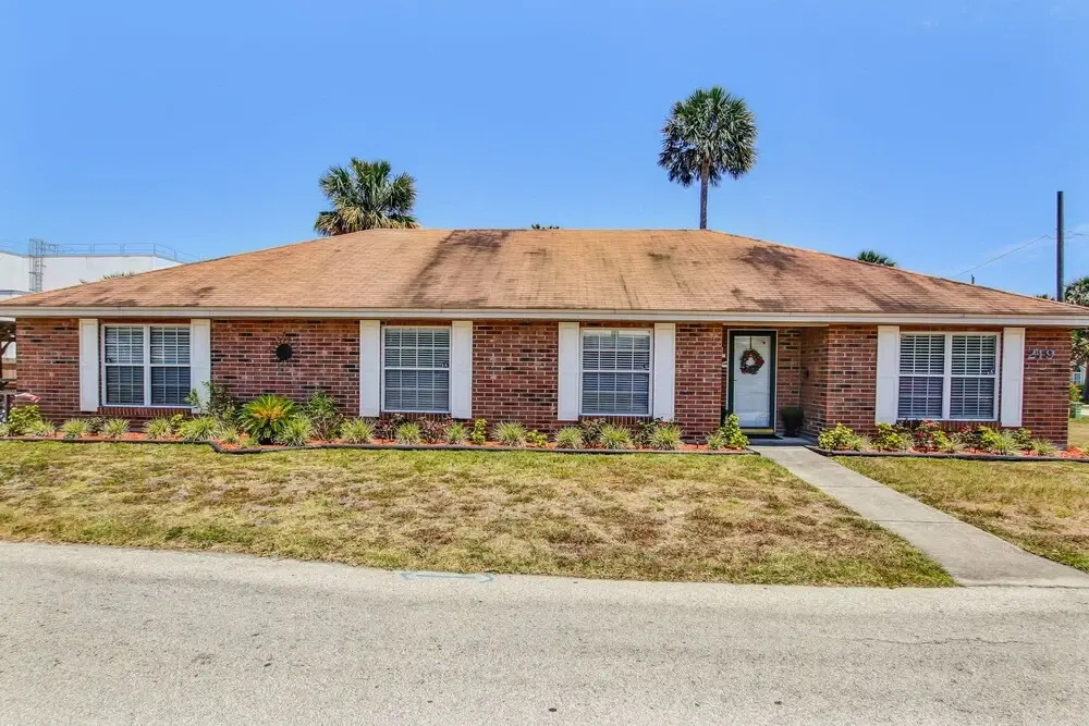 Walk to Beach, Spacious House, Huge Outside Patio