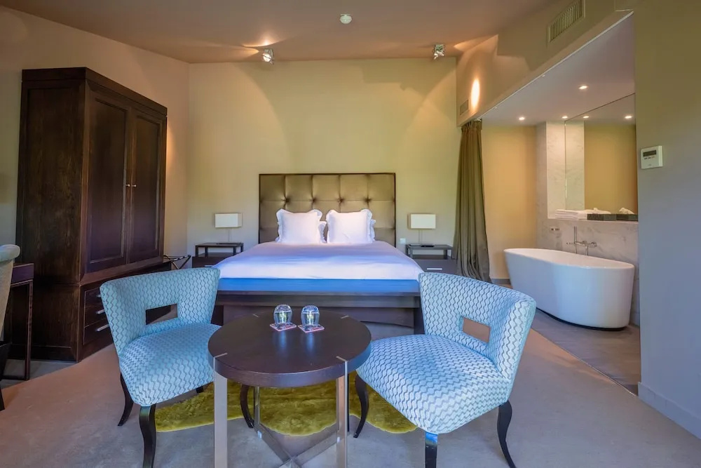 Deluxe Double room (full double bed)