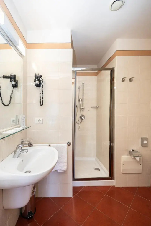 Deluxe Double room with lake view (full double bed)