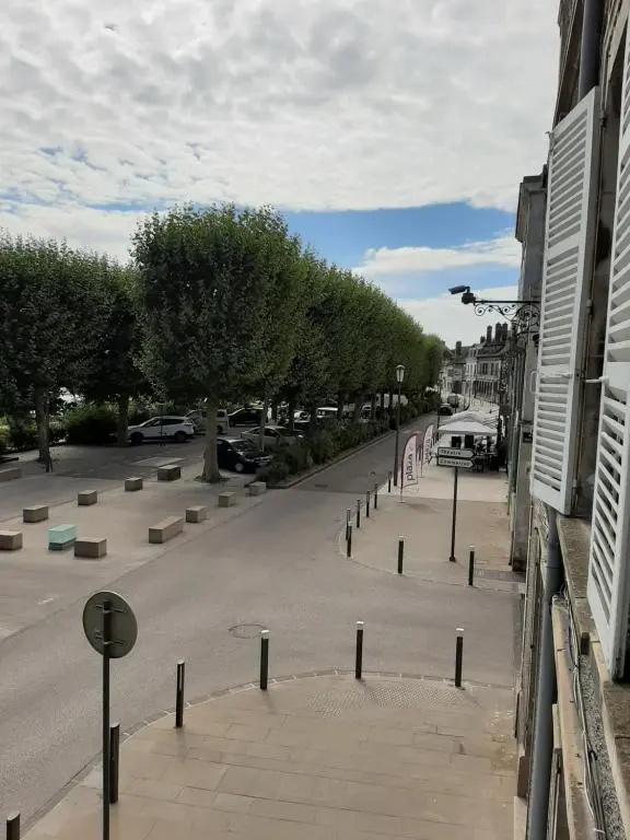 Voir la photo 1 — Et au pied coule une rivière, situation et vue idéales