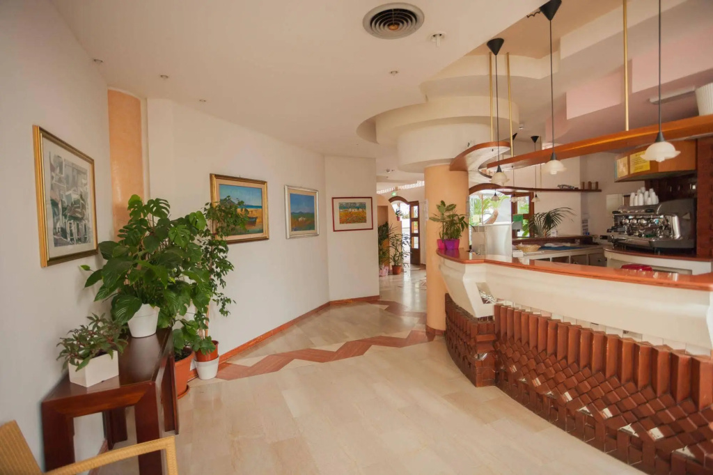 Lobby & Reception