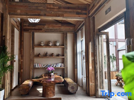 There are guest houses in Tianshui Ancient City
