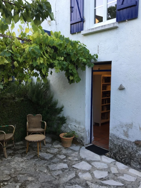 Deluxe Double room (full double bed)