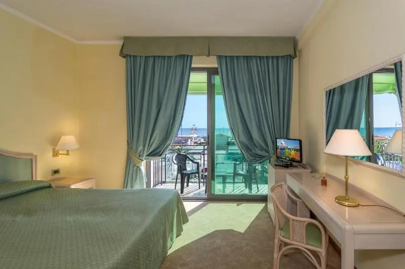 Standard Double room with balcony and with partial sea view (full double bed)