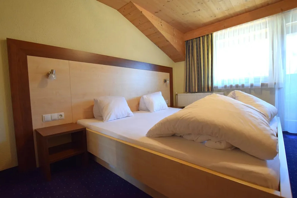 4 Bedrooms Apartment