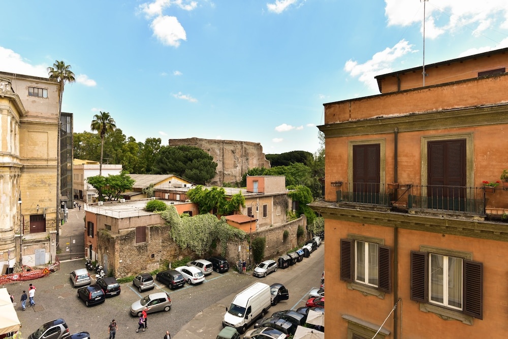 Colosseo Flat - Blue Sky Apt