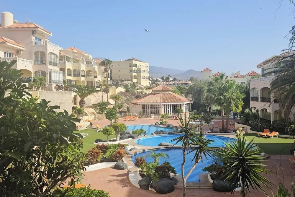 1 Bed Apt Sleeps 5 - Indoor Pool - Free Parking