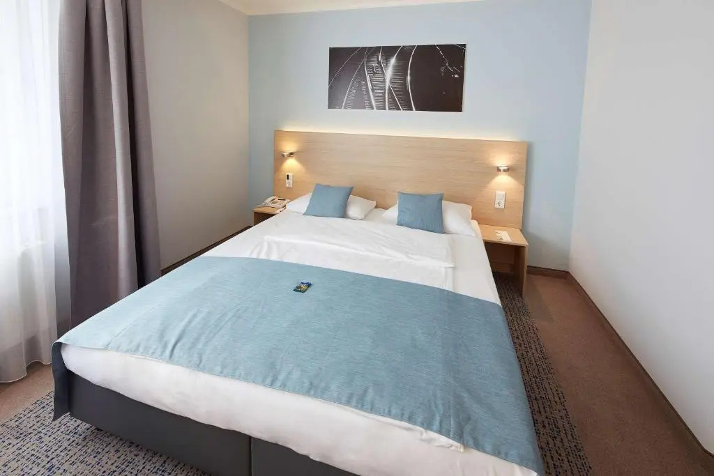 Business Double room (full double bed)