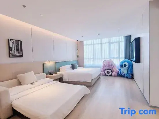 Standard Quadruple Family room
