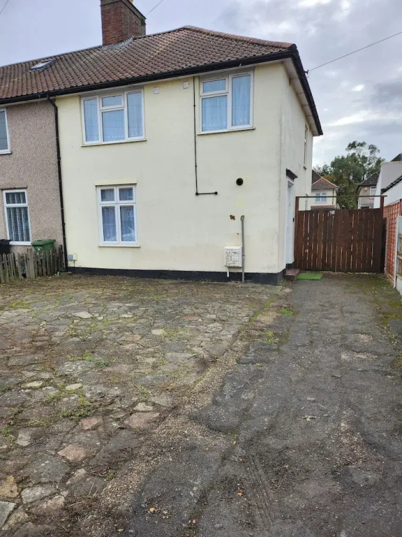 Charming 3-bedroom House Rental in Greater London