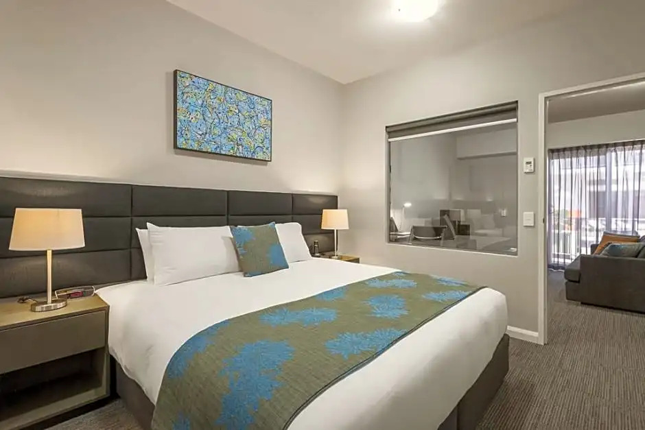 雙人床的兩房四人套房