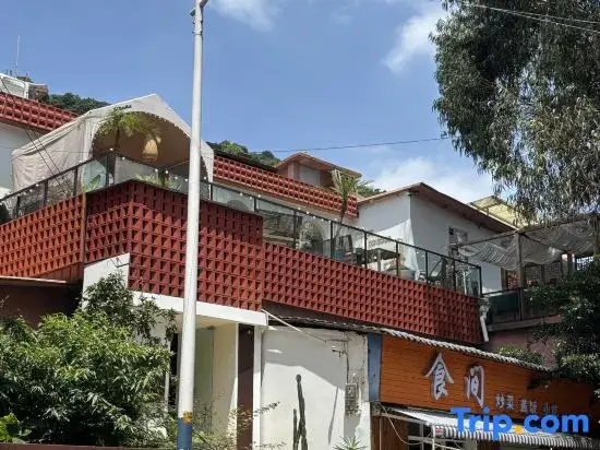 Mountain Pool and Cloud Realm Homestay Hotel