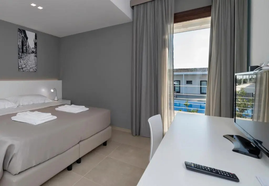 Standard Double room with pool view (full double bed)