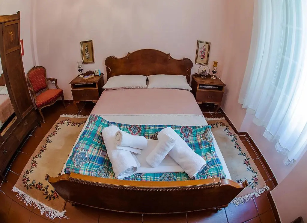 Double room (full double bed)