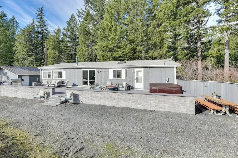 Riverfront Home w/ Deck, Near Mount Rainier!