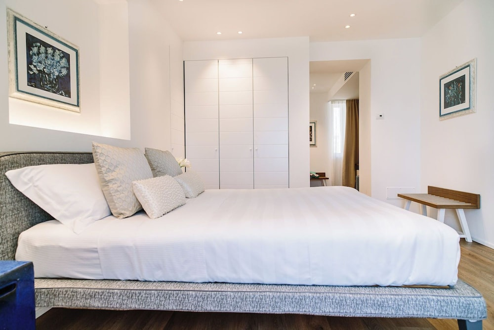 Superior Double room with balcony (full double bed)