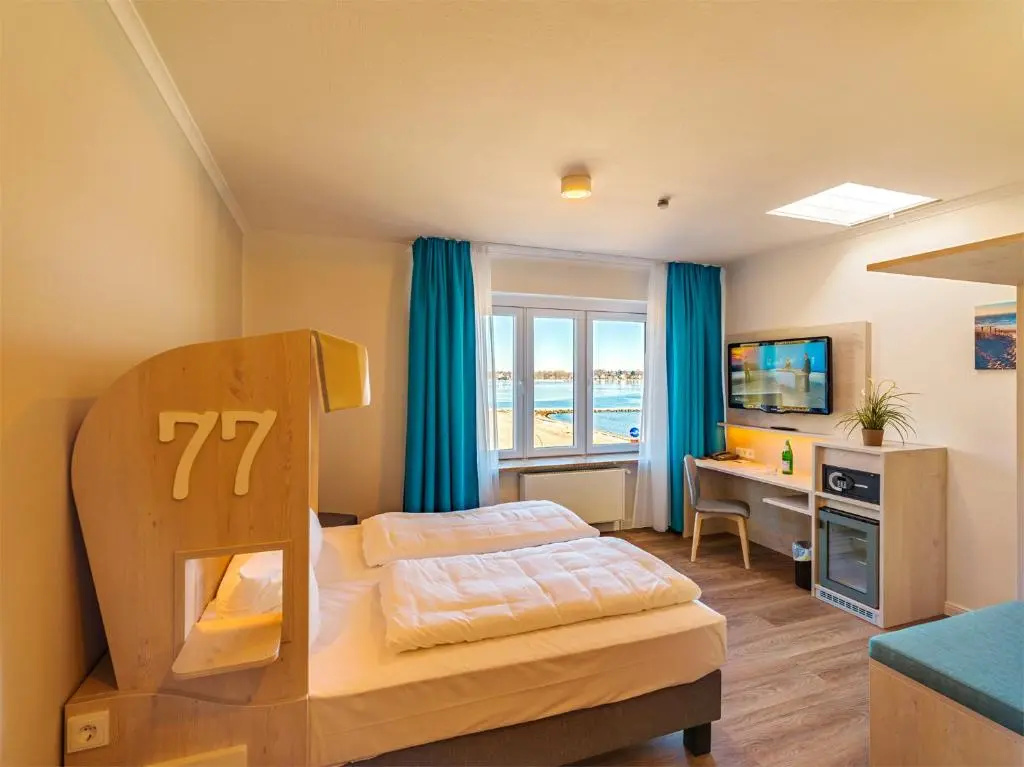 Standard Double room with partial sea view (full double bed)