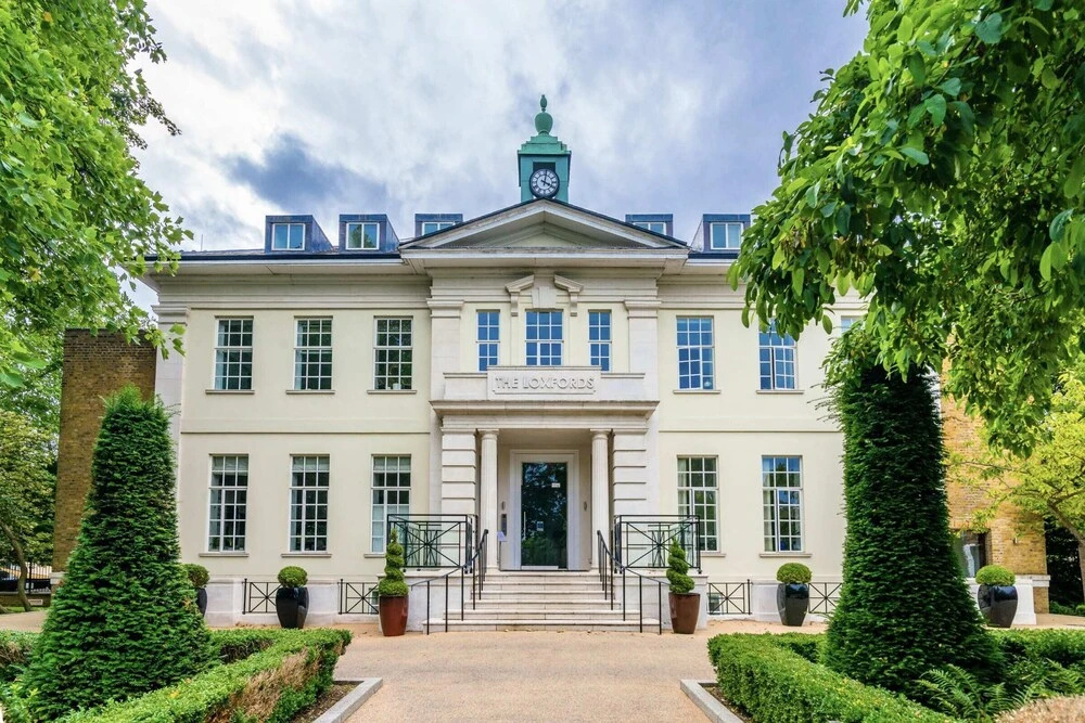 Charming 1BR Highbury Flat With Balcony