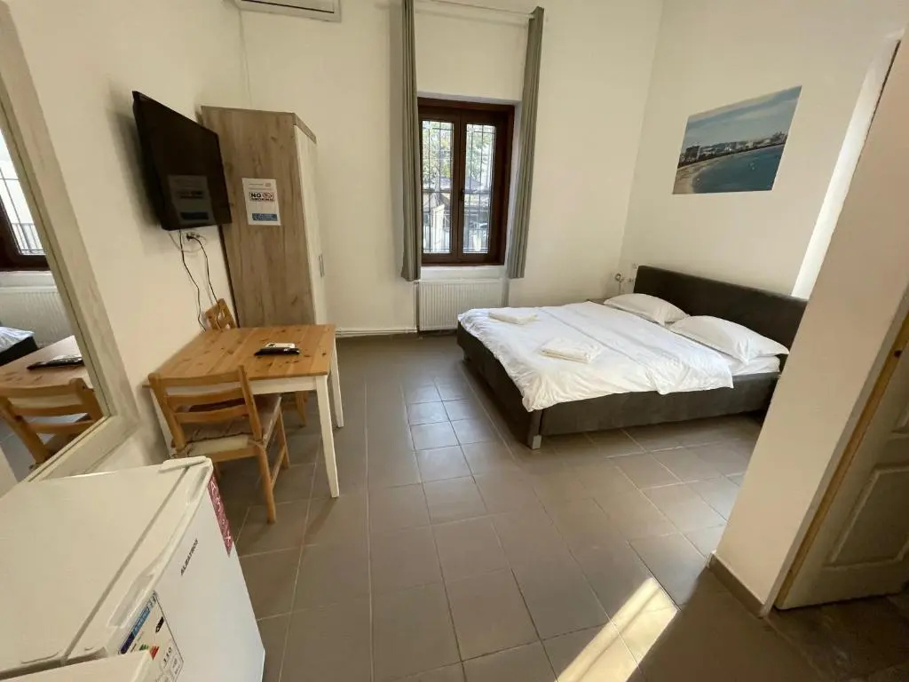 Deluxe Double room (full double bed)
