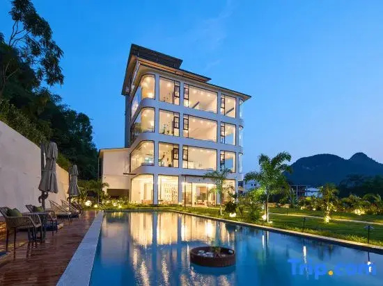 Cloudy deep Hotel