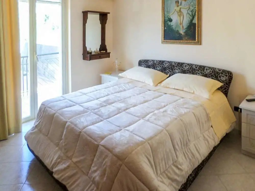 Classic Double room with balcony (full double bed)