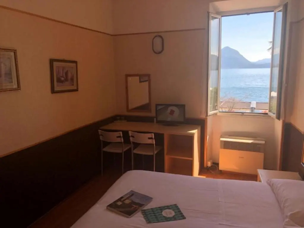 Standard Double room with lake view (full double bed)