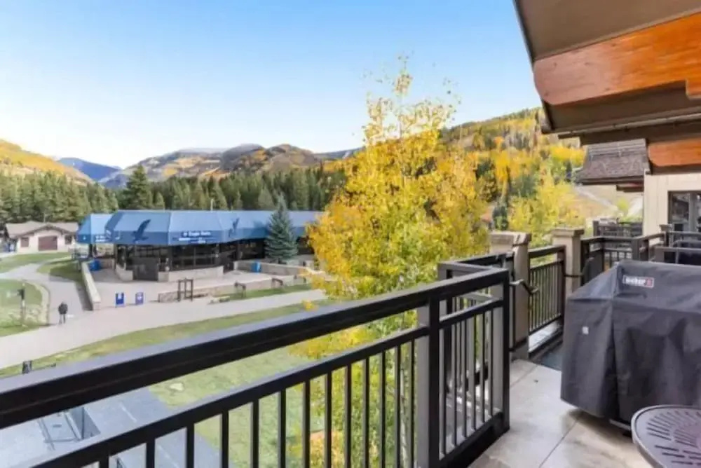 Ski In, Ski Out 3 Bedroom Condo at the Eagle Bahn Gondola With Slopeside Pool