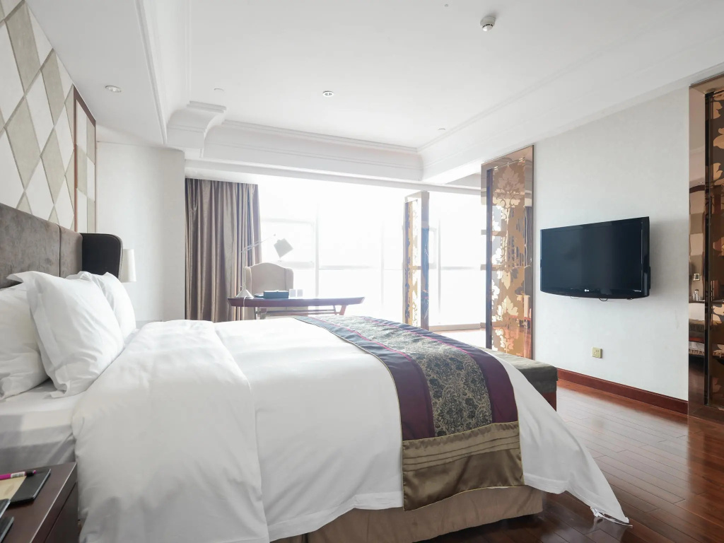 Luxury Double Suite with city view full double bed