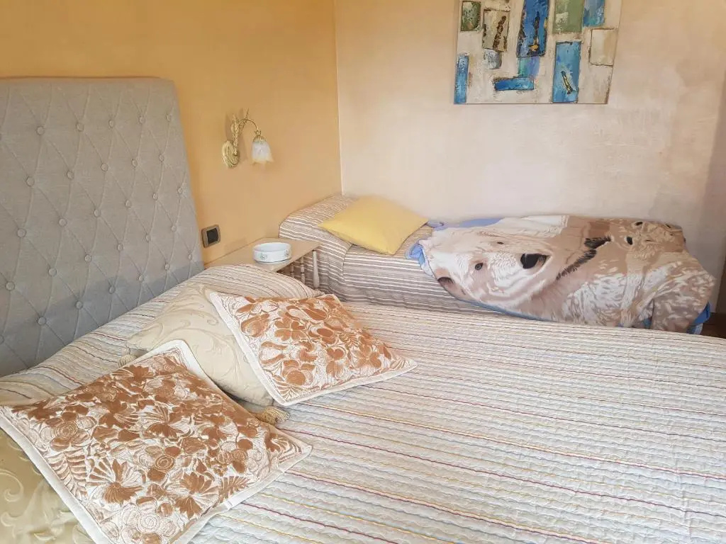 Standard Double room with balcony (full double bed)