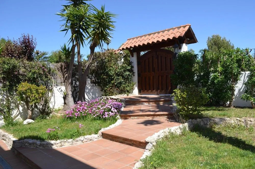 Cute House with Swimming Pool - Général