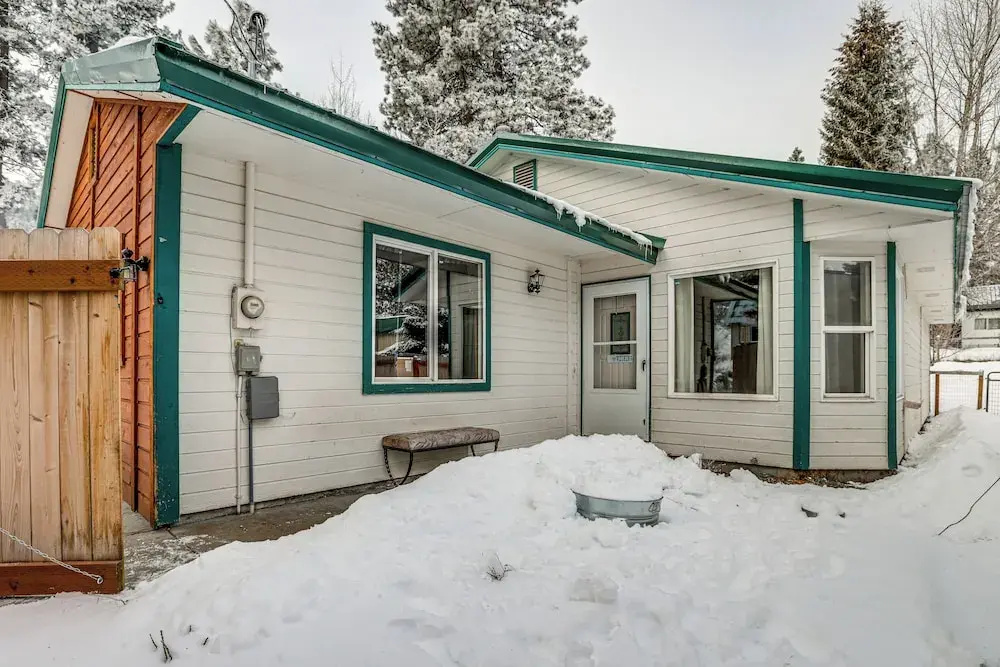 Family Home w/ Game Room, 1 Mi to Lake Cascade!