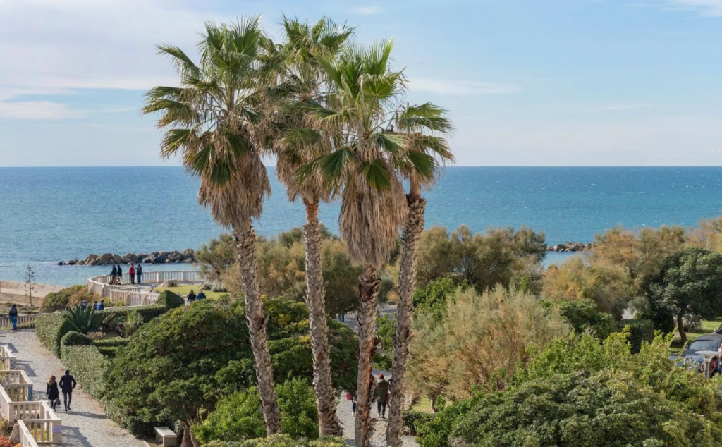 Beach & Waterfront