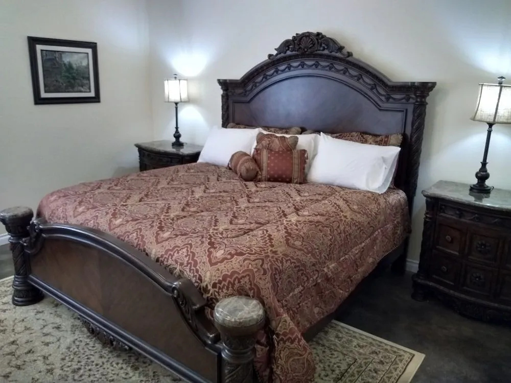 Swantown Inn - Photo 1