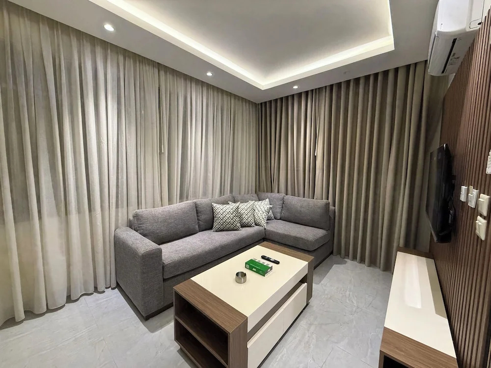004 JRE Apartment With Stunning Boulevard Veiw