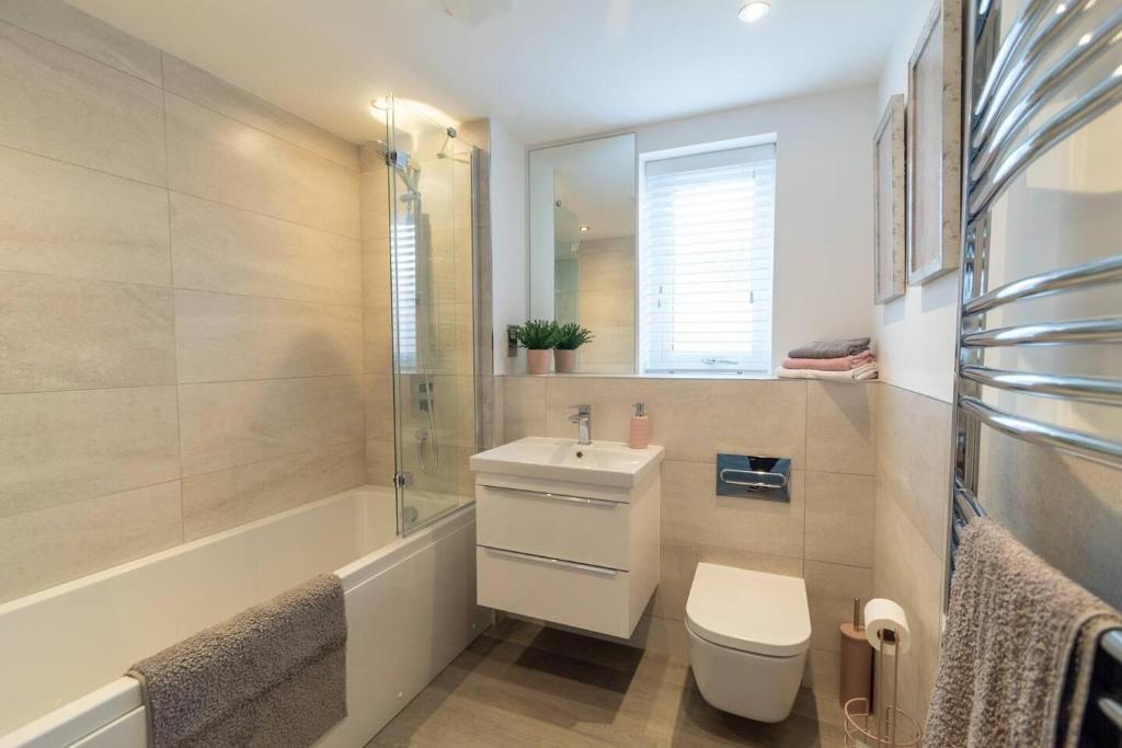 Отель Spacious 2 Bedroom Modern Apartment in Inverness, фото 5