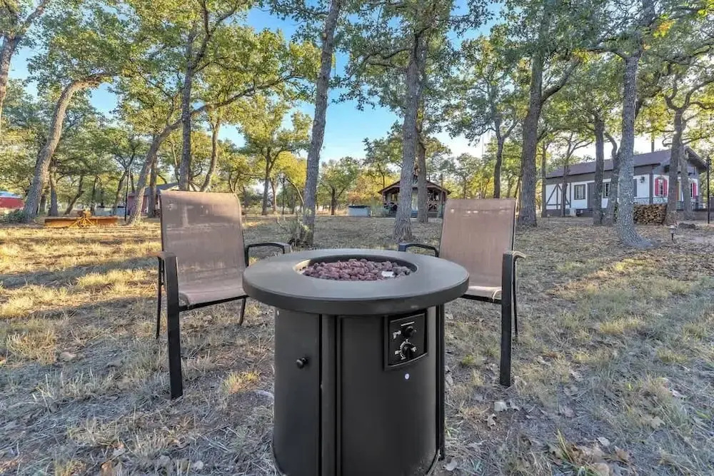 Bohemian Cabin: Hot-tub, Serene Retreat, Pet-friendly, 10-mins to Downtown!